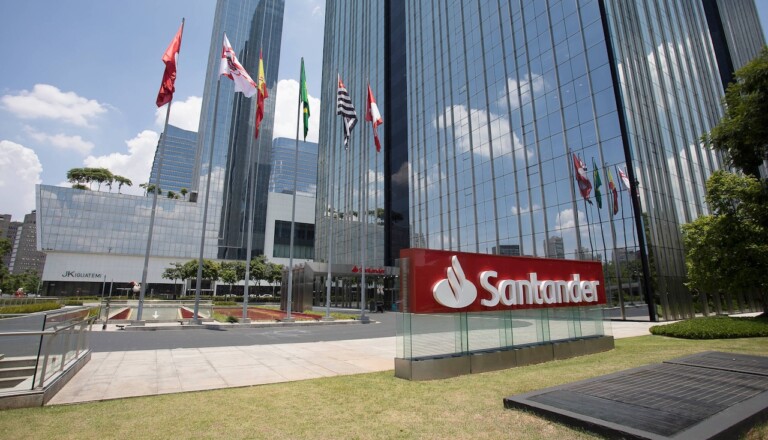 Fachada da sede do Santander, em São Paulo