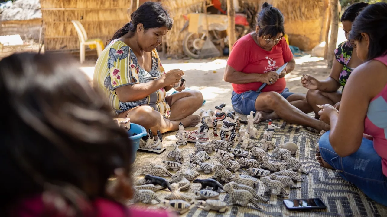 Indígenas produzem artesanato típico da Ilha do Bananal